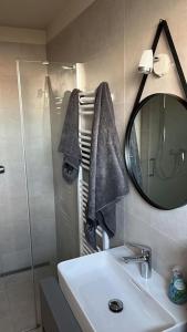 La salle de bains est pourvue d'un lavabo et d'un miroir. dans l'établissement Slunečný dům s klimatizací s výhledem na Pálavu, à Brod nad Dyjí