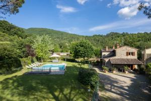 una finca con piscina y una casa en Villa Il Mulino, en Calbenzano