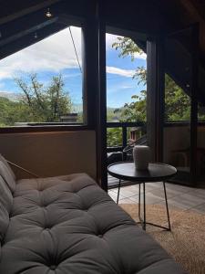 ein Wohnzimmer mit einem Sofa und einem Tisch in der Unterkunft Rustico Leoro in Ponte Brolla