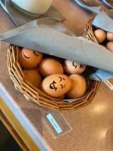 una cesta de huevos sobre una mesa en Hotel Heiderose Hiddensee, en Neuendorf