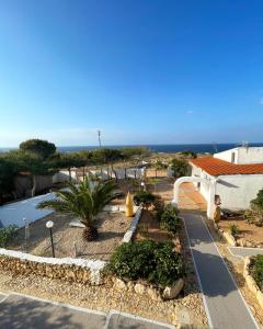 uma vista da varanda de uma casa com o oceano ao fundo em B H Lampedusa em Lampedusa