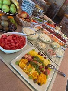 una mesa con muchos platos de diferentes tipos de comida en Hotel Heiderose Hiddensee, en Neuendorf