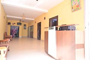 um corredor de um quarto com um átrio com uma recepção em Hotel Palak em Deoghar