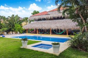 een villa met een zwembad en een resort bij VILLA LOS ENSUENOS NEAR BEACH AND GOLF POOL JACUZZI MAiD in Punta Cana