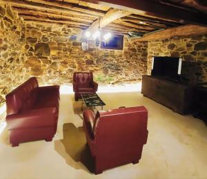 Televízia a/alebo spoločenská miestnosť v ubytovaní Casa de Ribeira Sacra