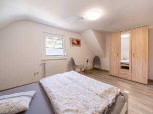 sypialnia z łóżkiem i oknem w obiekcie Ferienwohnung am Spielberg w mieście Freiamt