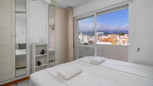 Postel nebo postele na pokoji v ubytování Cozy terrace with pool in Fuengirola by Costarentals - Ref 206 + 37 fotografií