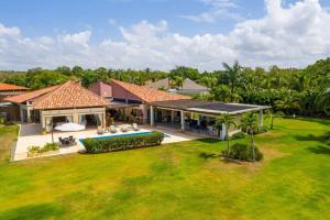 una vista aérea de una casa con patio en LAS CANAS 20 POOL JACUZZI GAMES HIBACHi STAFF en La Romana