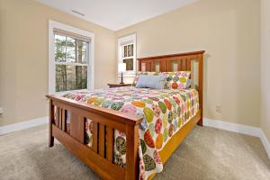Säng eller sängar i ett rum på Winterberry Cottage Treetop Balcony and 5 Min to Downtown Black Mtn!