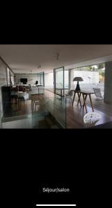 un salon avec une table et une salle à manger dans l'établissement Contemporaine, à Bandol