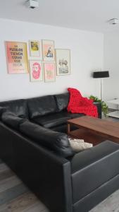um sofá de couro preto numa sala de estar com uma mesa em Casa en el mar em Puerto Pirámides