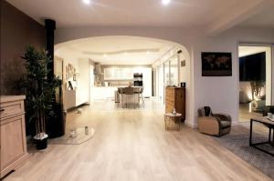 a large living room with wooden floors and a living room at VILLA FLAVIE- luxueuse - Confort Jardin Barcecue 10min PLAGE- FAMILLE-PISCINE-TOP PROS SERVICES Conciergerie in Lattes