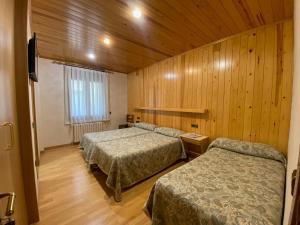 Postel nebo postele na pokoji v ubytování Hotel Sant Antoni + 37 fotografií