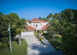 una vista aerea di una casa con palme di TORTUGA B7 GOLF FRONT VILLA WITH POOL CART AND MAiD a Punta Cana