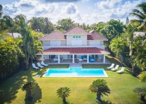 een luchtzicht op een huis met een zwembad bij TORTUGA B7 GOLF FRONT VILLA WITH POOL CART AND MAiD in Punta Cana