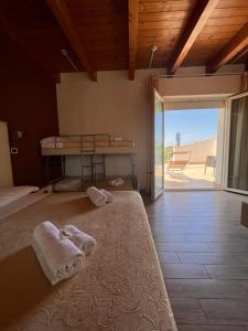 um quarto com uma cama com toalhas em Hotel Favorita em Cesenatico