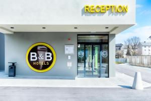 un letrero de hoteles bbb al lado de un edificio en B&B Hotel Villach en Villach