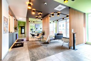 un ufficio con una hall con sedie e tavoli di B&B Hotel Villach a Villach