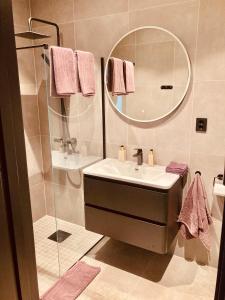 bagno con lavandino e doccia con specchio di Free parking central 2bedrooms with terrace ad Ålesund