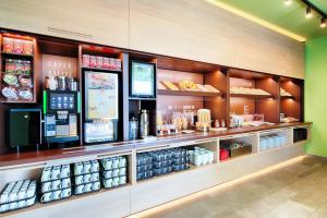 un negozio di alimentari con un bancone con aasteryasteryasteryasteryasteryasteryasteryasteryastery di B&B Hotel Villach a Villach Altre 37 foto