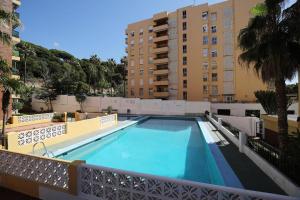 una piscina sul tetto di un edificio di Marbella Eurobel a Marbella