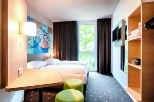 Postel nebo postele na pokoji v ubytování B&B Hotel Stuttgart-Neckarhafen