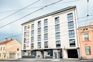 um edifício branco com um cartaz em B&B Hotel Wien-Meidling em Viena