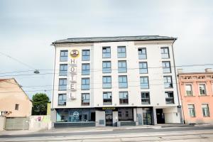 un gran edificio blanco en la esquina de una calle en B&B Hotel Wien-Meidling, en Viena