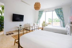 Postel nebo postele na pokoji v ubytování Hacienda 51 5BR lakefront villa with cook maid and golf cart