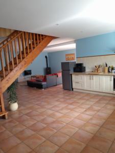 Habitación grande con cocina y escalera. en Villa natasa en Saint-Laurent-de-la-Salanque