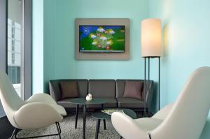 Una televisión o centro de entretenimiento en B&B Hotel Wien-Hbf