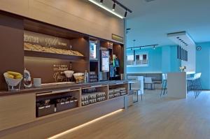 Una cocina o zona de cocina en B&B Hotel Wien-Hbf