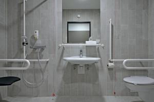 Un baño de B&B Hotel Wien-Hbf