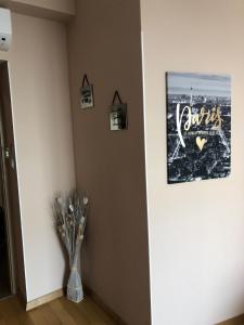 ein Zimmer mit einer Vase aus Blumen und einem Bild an der Wand in der Unterkunft Zoilo Rooms self check-in in Zadar