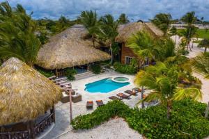 einen Luftblick auf ein Resort mit einem Pool in der Unterkunft CALETON 8 OCEAN VIEW WITH POOL CHEF BUTLER MAiD EDEN ROC BEACH CLUB ACCESS in Punta Cana