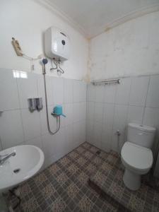 bagno con servizi igienici e lavandino di Collection O 92634 Villa Ds a Sumedang