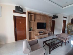 un soggiorno con divano e TV di Collection O 92634 Villa Ds a Sumedang