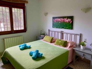een slaapkamer met een bed met twee blauwe handdoeken erop bij Villa Secret Paradise, Costa Brava in Lloret de Mar