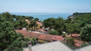 una vista desde el techo de una casa en Villa Irma, en Marina di Camerota