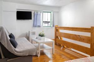 een slaapkamer met een bed, een tafel en een nachtkastje bij Arrecife 4 U in Arrecife