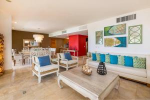 sala de estar con sofá, sillas y mesa en Sotogrande 510 3 Bedrom Ocean View with Pool and Maid, en Punta Cana