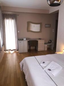 um quarto com uma cama branca e uma secretária em Zoilo Rooms self check-in em Zadar