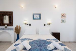 um quarto com uma cama com duas almofadas em TA PLAGIA accommodation em Anafi