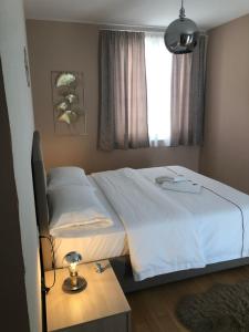 Schlafzimmer mit einem Bett, einem Tisch und einem Fenster in der Unterkunft Zoilo Rooms self check-in in Zadar