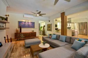 sala de estar con sofá y mesa en Villa Careta Tortuga B55, en Punta Cana