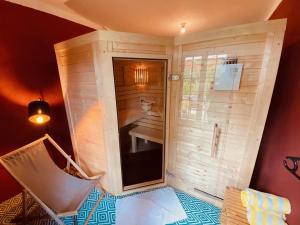 een kleine badkamer met een douche en een wastafel bij Riedhof 2 in Egling