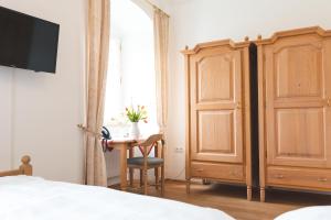 Postel nebo postele na pokoji v ubytování Seminarzentrum Stift Schlägl