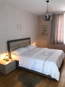 ein Schlafzimmer mit einem großen Bett mit weißer Bettwäsche in der Unterkunft Zoilo Rooms self check-in in Zadar