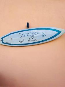 uma prancha de surf está pendurada numa parede em Un Tuffo nel Mare em Levanto
