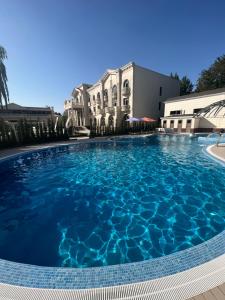 una gran piscina frente a un edificio en Zarafshon Parkside, en Samarkand